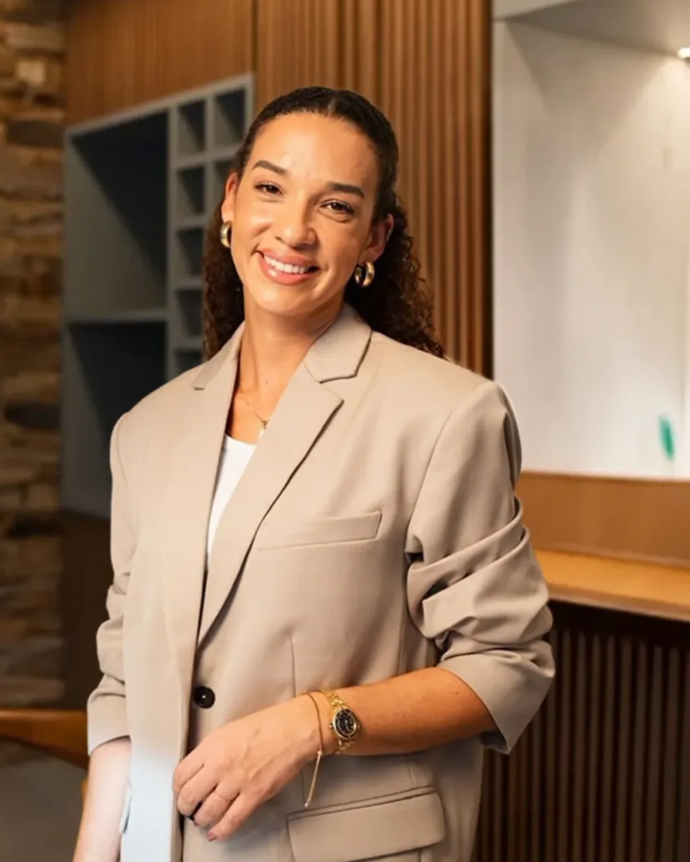 Eu, Camila, nutricionista, sorrindo em meu consultório